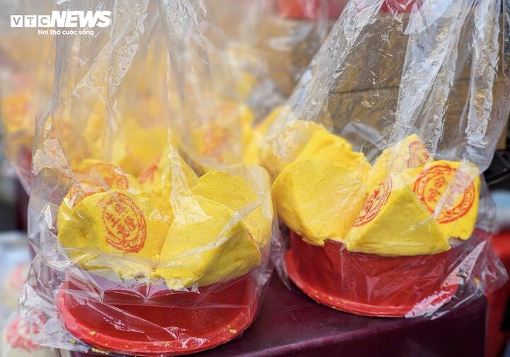 Thị trường hoa tươi, đồ cúng sôi động trước ngày vía Thần Tài - Ảnh 13