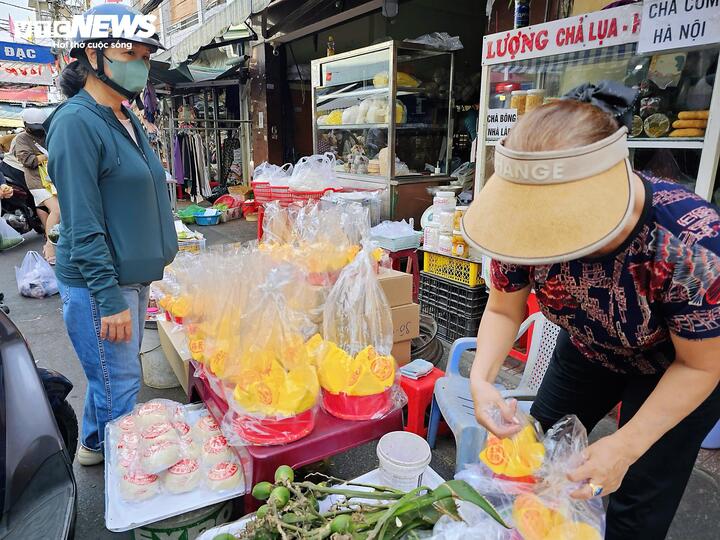 Thị trường hoa tươi, đồ cúng sôi động trước ngày vía Thần Tài - Ảnh 11