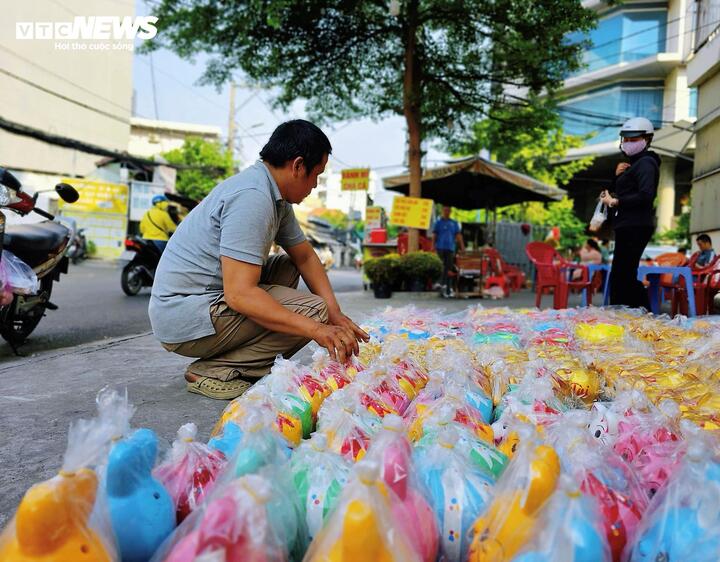 Thị trường hoa tươi, đồ cúng sôi động trước ngày vía Thần Tài - Ảnh 15