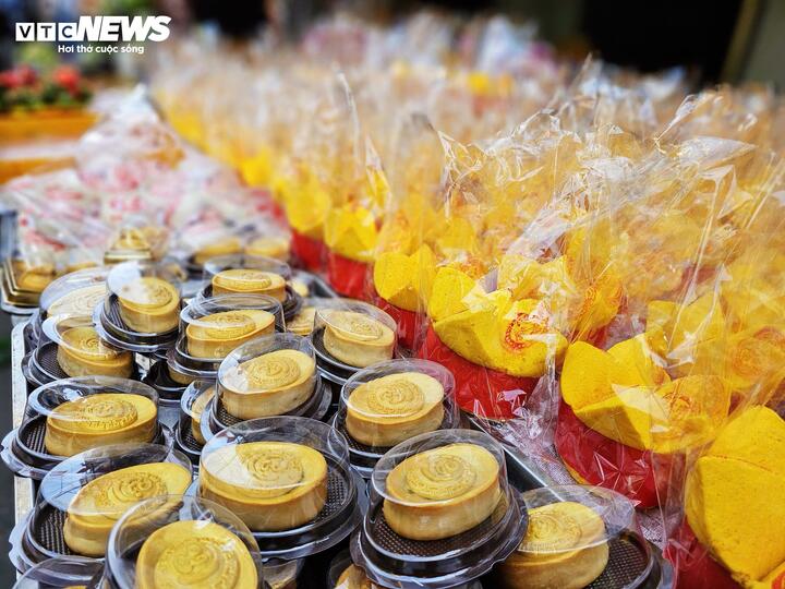 Thị trường hoa tươi, đồ cúng sôi động trước ngày vía Thần Tài - Ảnh 9