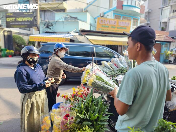 Thị trường hoa tươi, đồ cúng sôi động trước ngày vía Thần Tài - Ảnh 21
