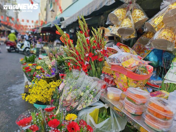 Thị trường hoa tươi, đồ cúng sôi động trước ngày vía Thần Tài - Ảnh 1