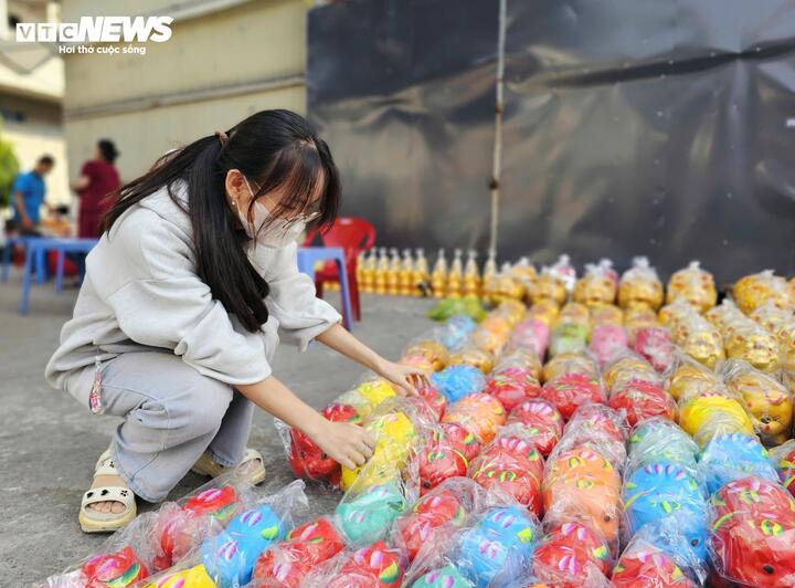 Thị trường hoa tươi, đồ cúng sôi động trước ngày vía Thần Tài - Ảnh 14