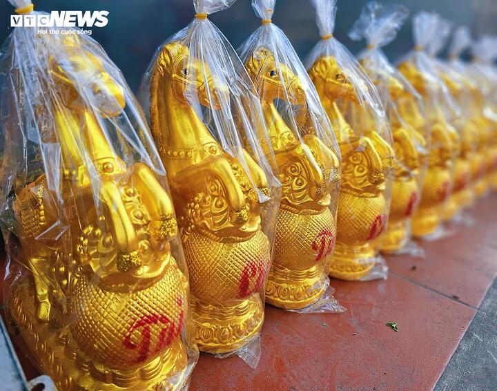 Thị trường hoa tươi, đồ cúng sôi động trước ngày vía Thần Tài - Ảnh 17