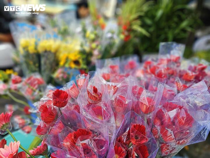 Thị trường hoa tươi, đồ cúng sôi động trước ngày vía Thần Tài - Ảnh 2