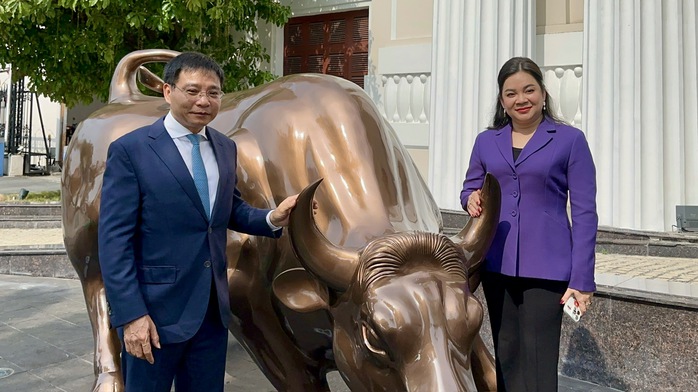 Tỉ phú Nguyễn Thị Phương Thảo xuất hiện tại lễ đánh cồng khai xuân chứng khoán - Ảnh 4