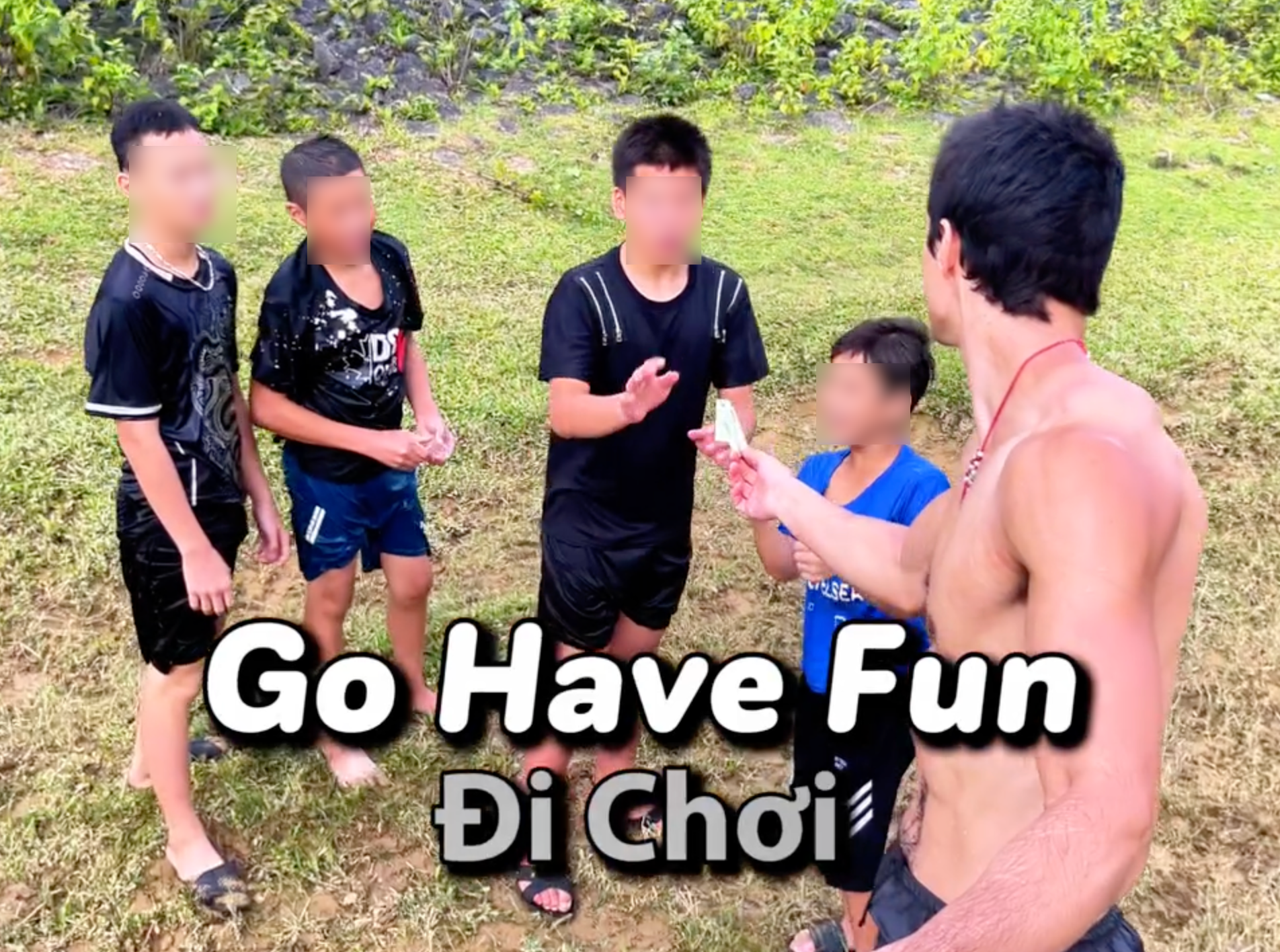 Cầm 200k rồi chạy biến đi mất, hành động quay lại của đứa trẻ vùng cao khiến khách Tây phải nể phục - Ảnh 3