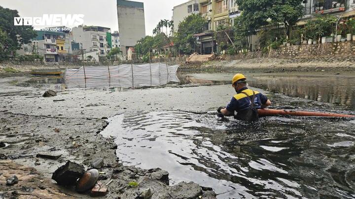 Công nhân ngâm mình trong nước bẩn, nạo vét cống, sông Hà Nội ngày 29 Tết - Ảnh 2