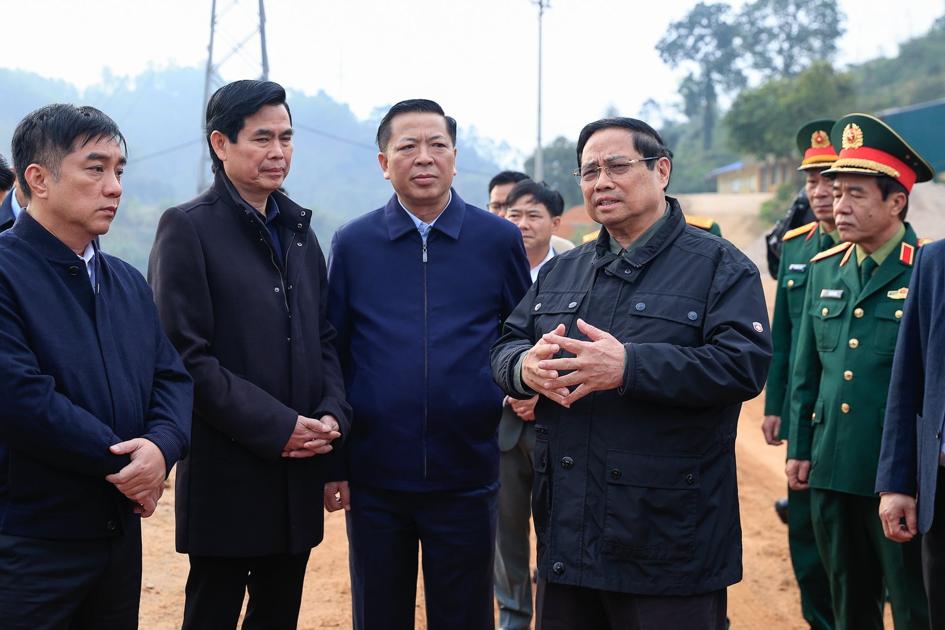 Thăm đại công trường dự án 25.000 tỷ, Thủ tướng biểu dương "vua đào hầm" VN, yêu cầu chốt ngày về đích - Ảnh 1