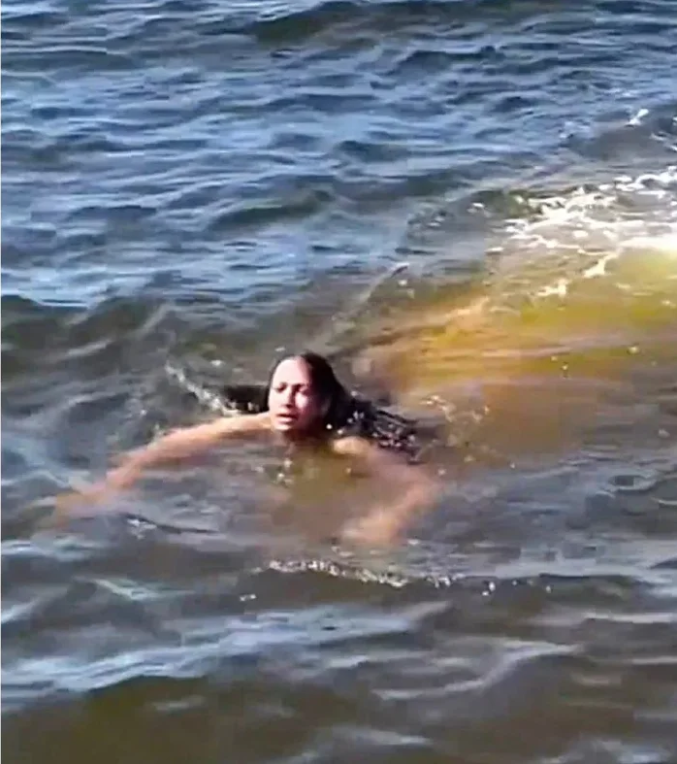 "Thủy quái" lặng lẽ bơi ngay sát người phụ nữ đang tắm sông, chỉ vài chục giây khiến mạng xã hội xôn xao - Ảnh 1