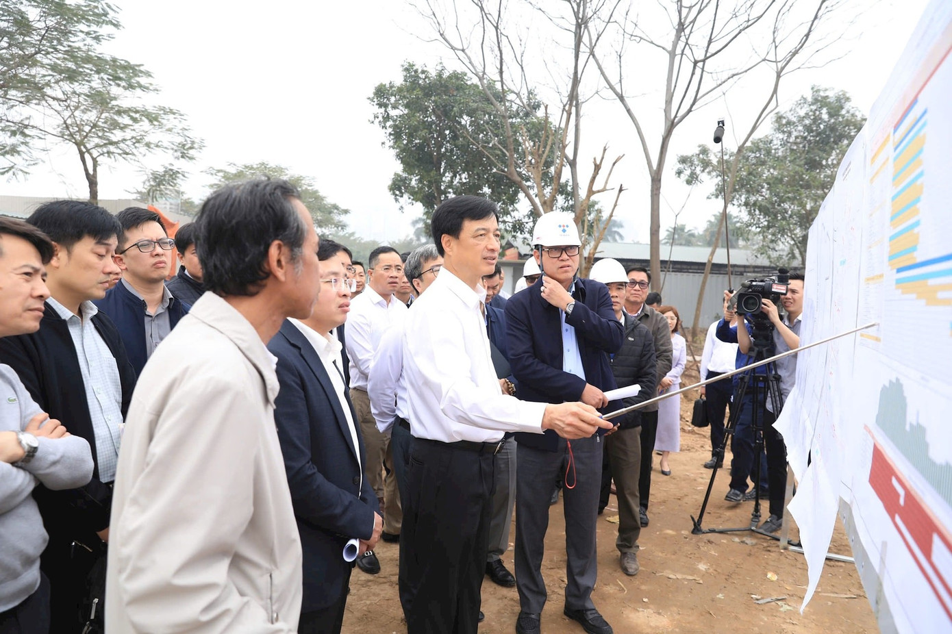 Bí thư Hà Nội: Không để tình trạng công trình 'gắn mác khẩn cấp nhưng triển khai kéo dài' - Ảnh 1