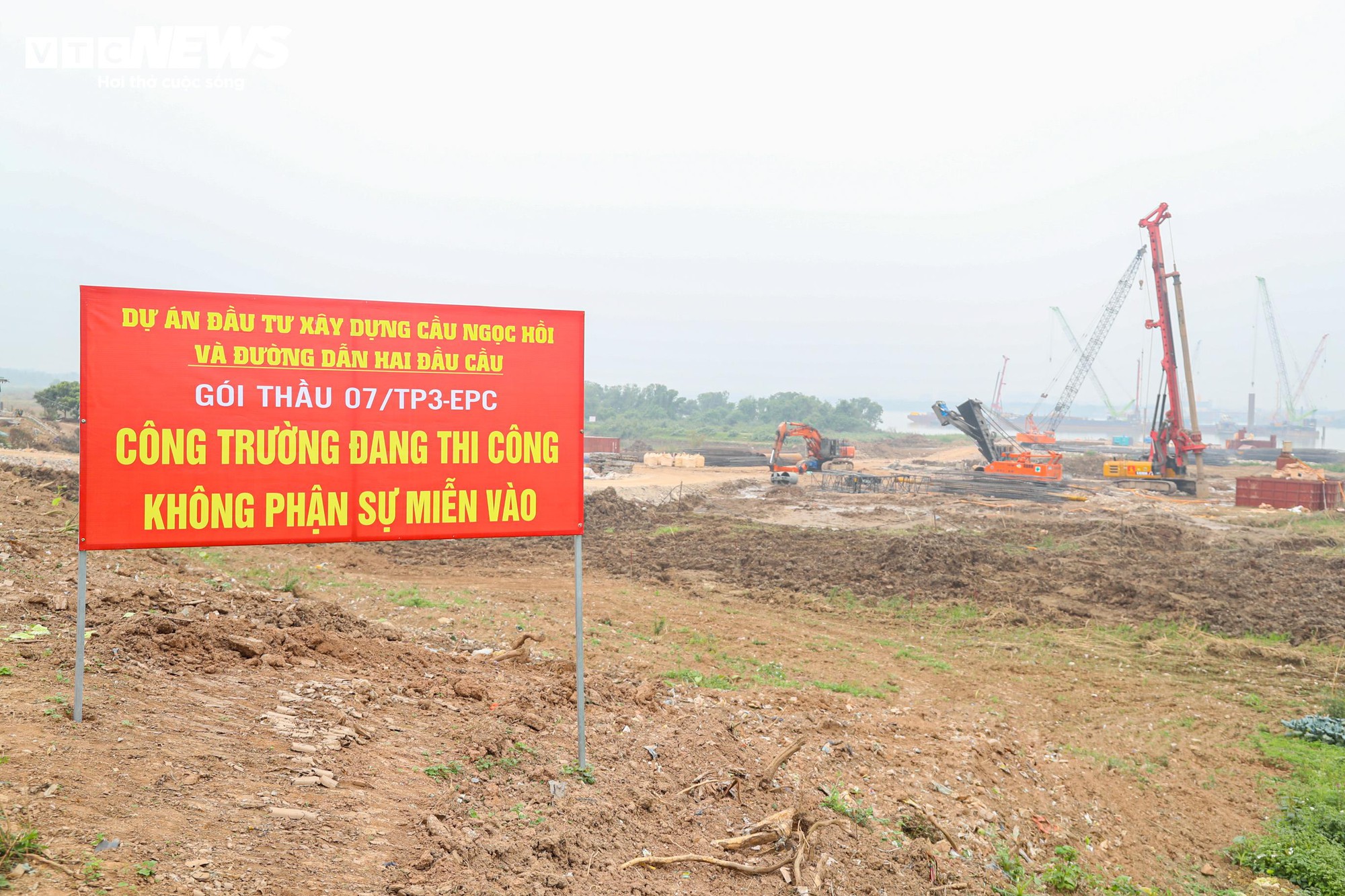 Toàn cảnh công trường thi công cây cầu kết nối Hà Nội - Hưng Yên - Ảnh 1