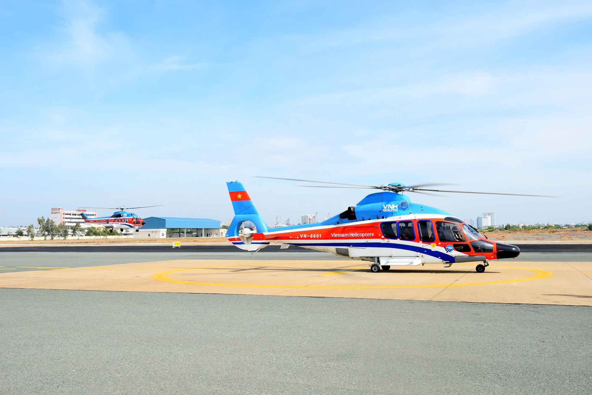 Tour trực thăng ngắm TPHCM có gì, giá ra sao? - Ảnh 1