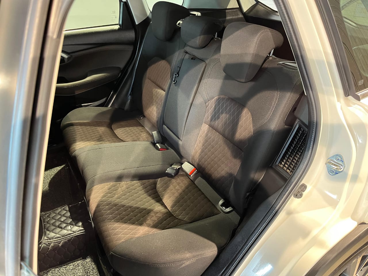 Toyota Urban Cruiser Hyryder lộ bản 7 chỗ mới: Dài hơn, cụm đèn tinh chỉnh lại, có thể cạnh tranh Destinator - Ảnh 7