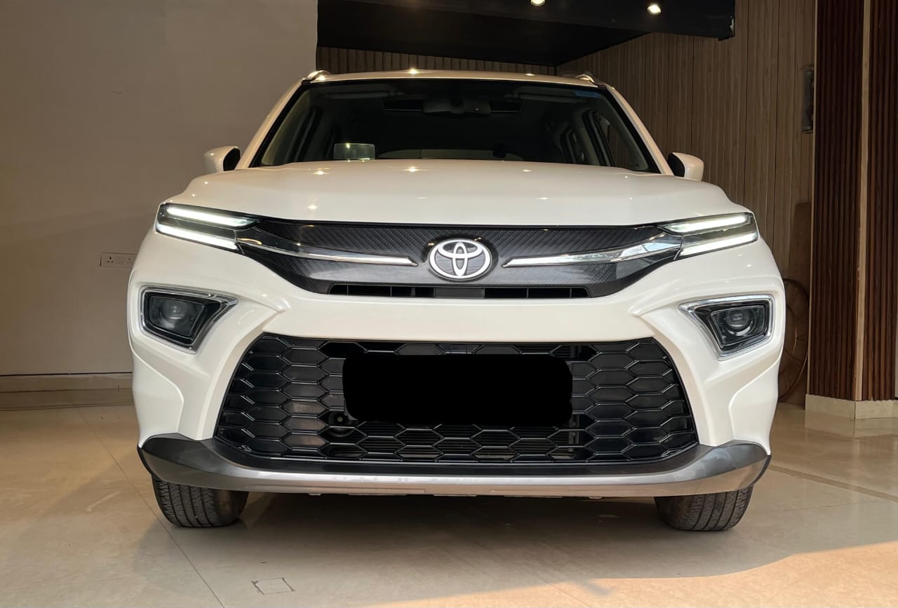 Toyota Urban Cruiser Hyryder lộ bản 7 chỗ mới: Dài hơn, cụm đèn tinh chỉnh lại, có thể cạnh tranh Destinator - Ảnh 3