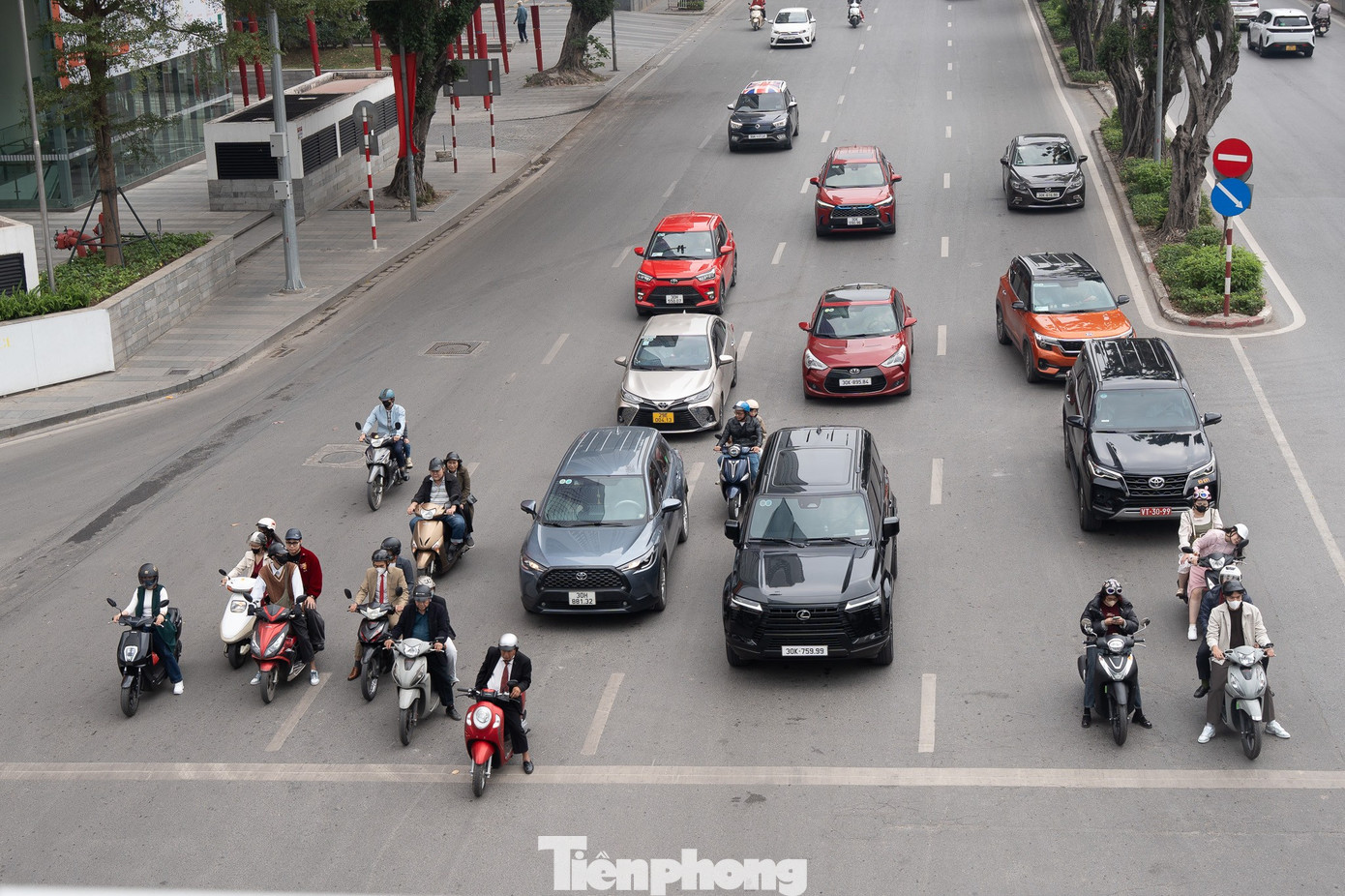 Hà Nội mùng 1 Tết: Khi 'điểm đen' ùn tắc hóa đường rộng thênh thang - Ảnh 8