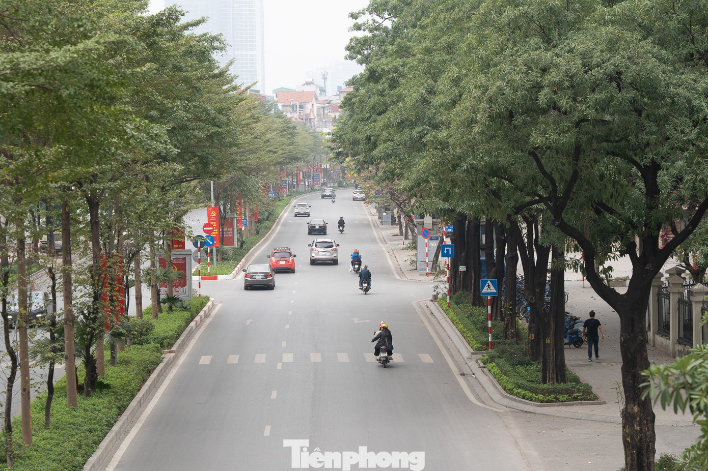 Hà Nội mùng 1 Tết: Khi 'điểm đen' ùn tắc hóa đường rộng thênh thang - Ảnh 10