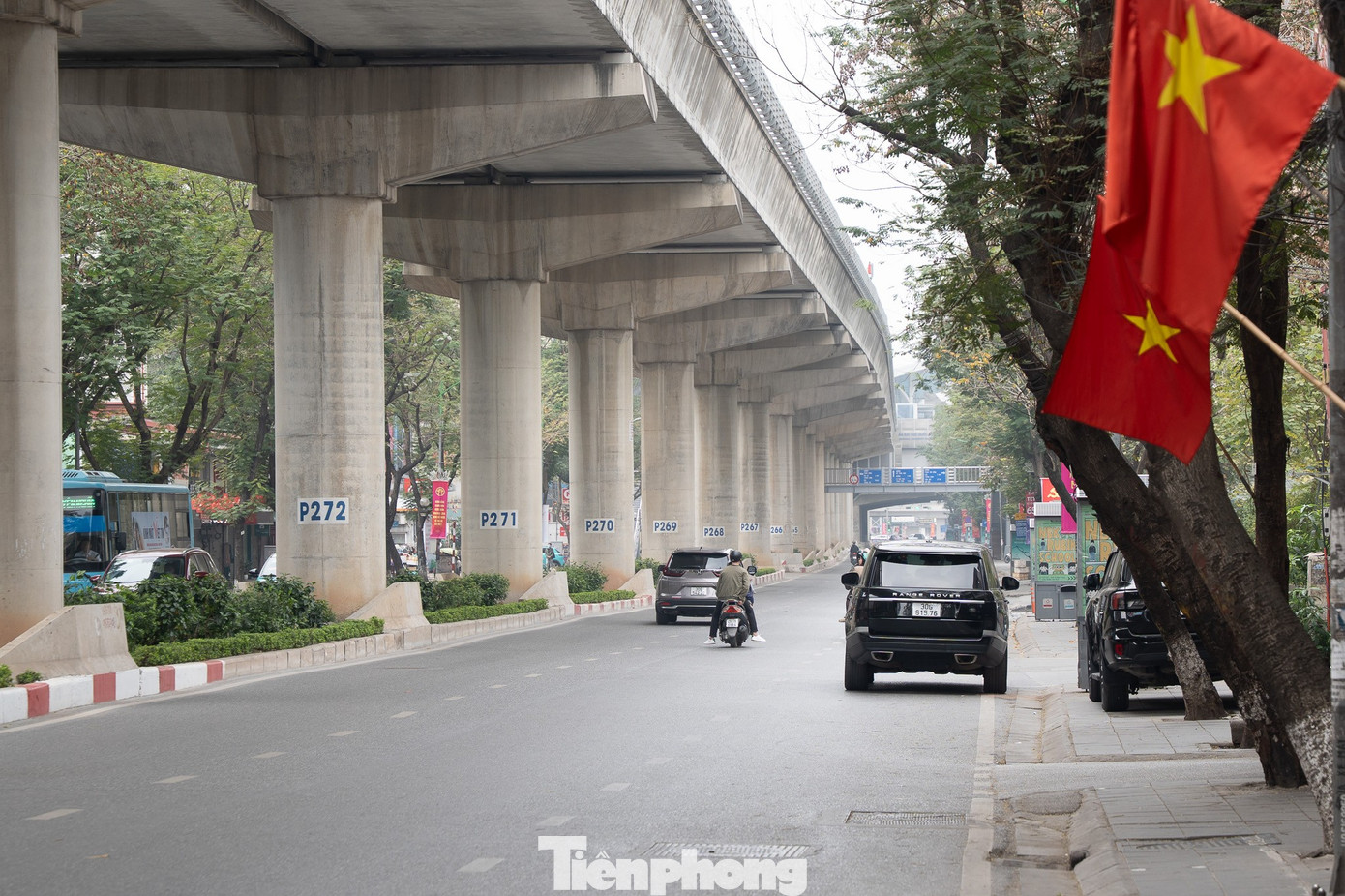 Hà Nội mùng 1 Tết: Khi 'điểm đen' ùn tắc hóa đường rộng thênh thang - Ảnh 1