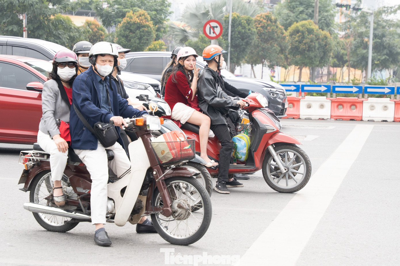 Hà Nội mùng 1 Tết: Khi 'điểm đen' ùn tắc hóa đường rộng thênh thang - Ảnh 6