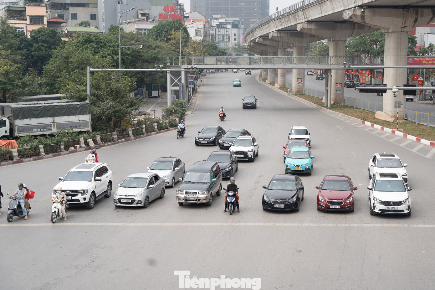 Hà Nội mùng 1 Tết: Khi 'điểm đen' ùn tắc hóa đường rộng thênh thang - Ảnh 7
