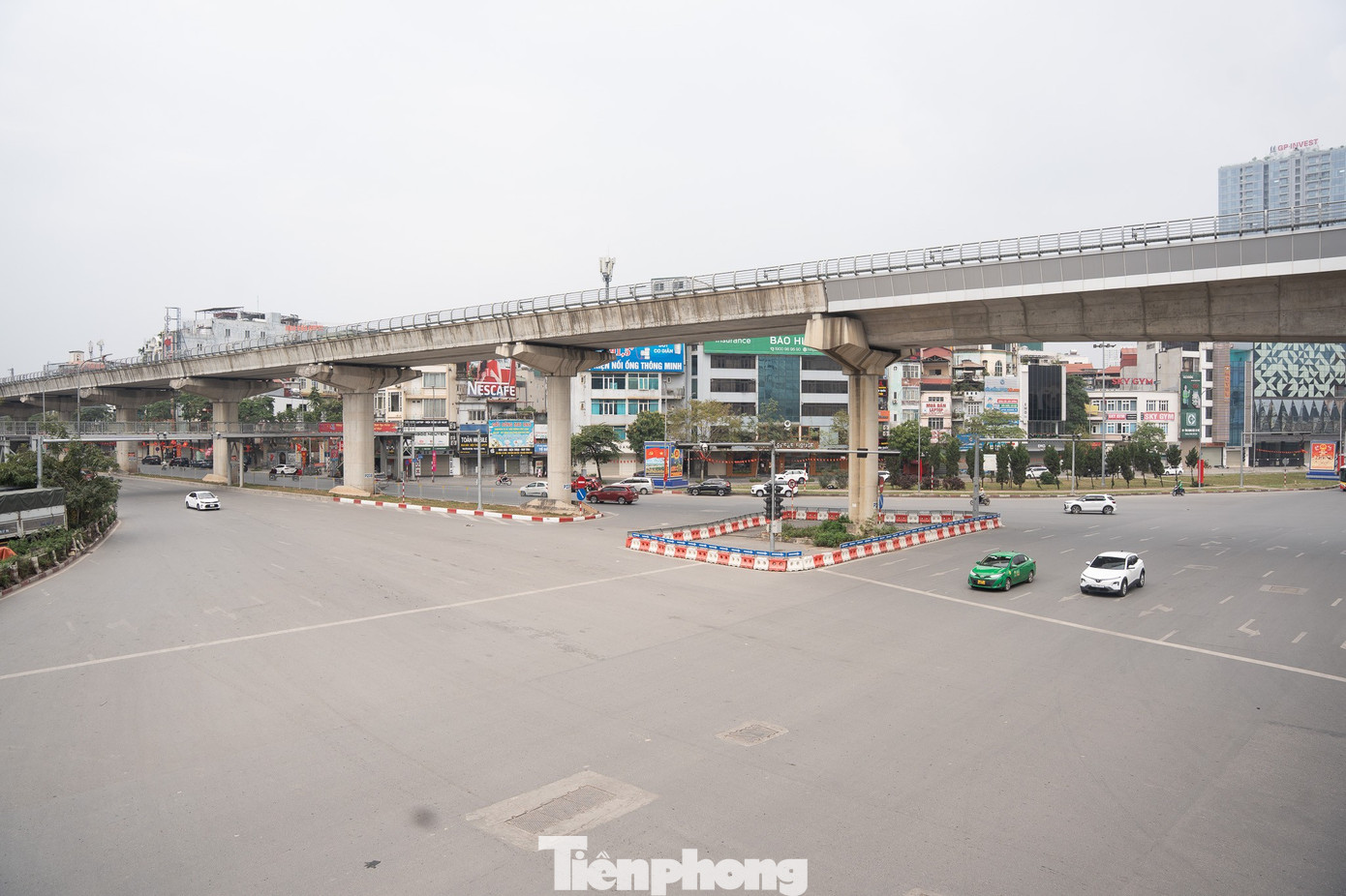 Hà Nội mùng 1 Tết: Khi 'điểm đen' ùn tắc hóa đường rộng thênh thang - Ảnh 2