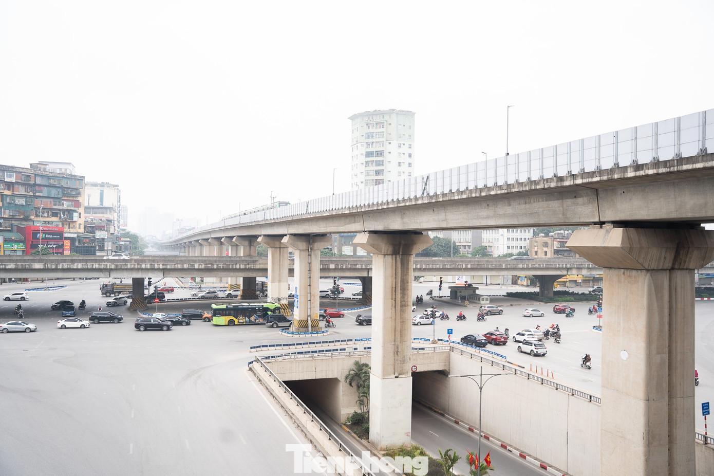 Hà Nội mùng 1 Tết: Khi 'điểm đen' ùn tắc hóa đường rộng thênh thang - Ảnh 3