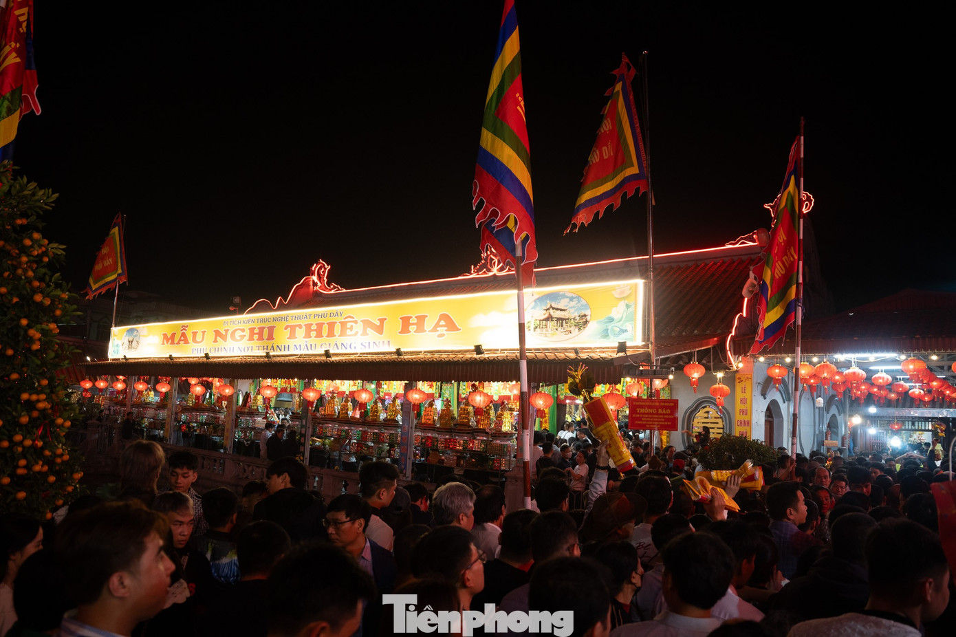 Hàng vạn người 'mua may, bán rủi' xuyên đêm tại phiên chợ lớn nhất Bắc Bộ - Ảnh 13