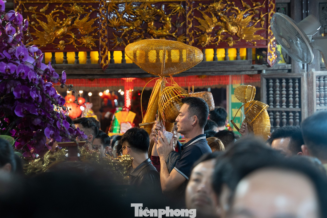 Hàng vạn người 'mua may, bán rủi' xuyên đêm tại phiên chợ lớn nhất Bắc Bộ - Ảnh 17