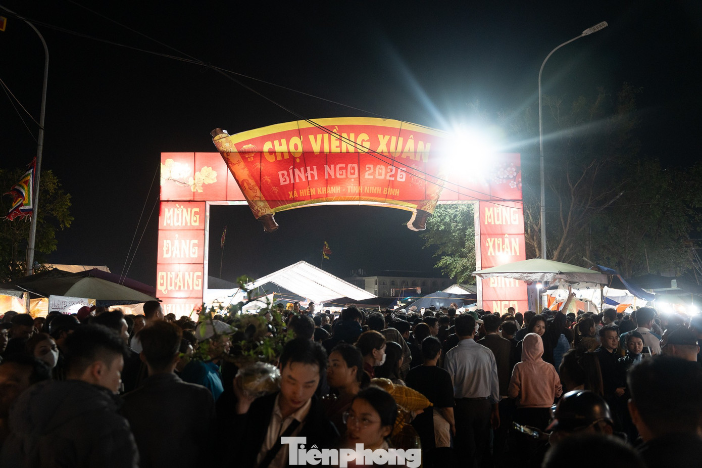 Hàng vạn người 'mua may, bán rủi' xuyên đêm tại phiên chợ lớn nhất Bắc Bộ - Ảnh 1