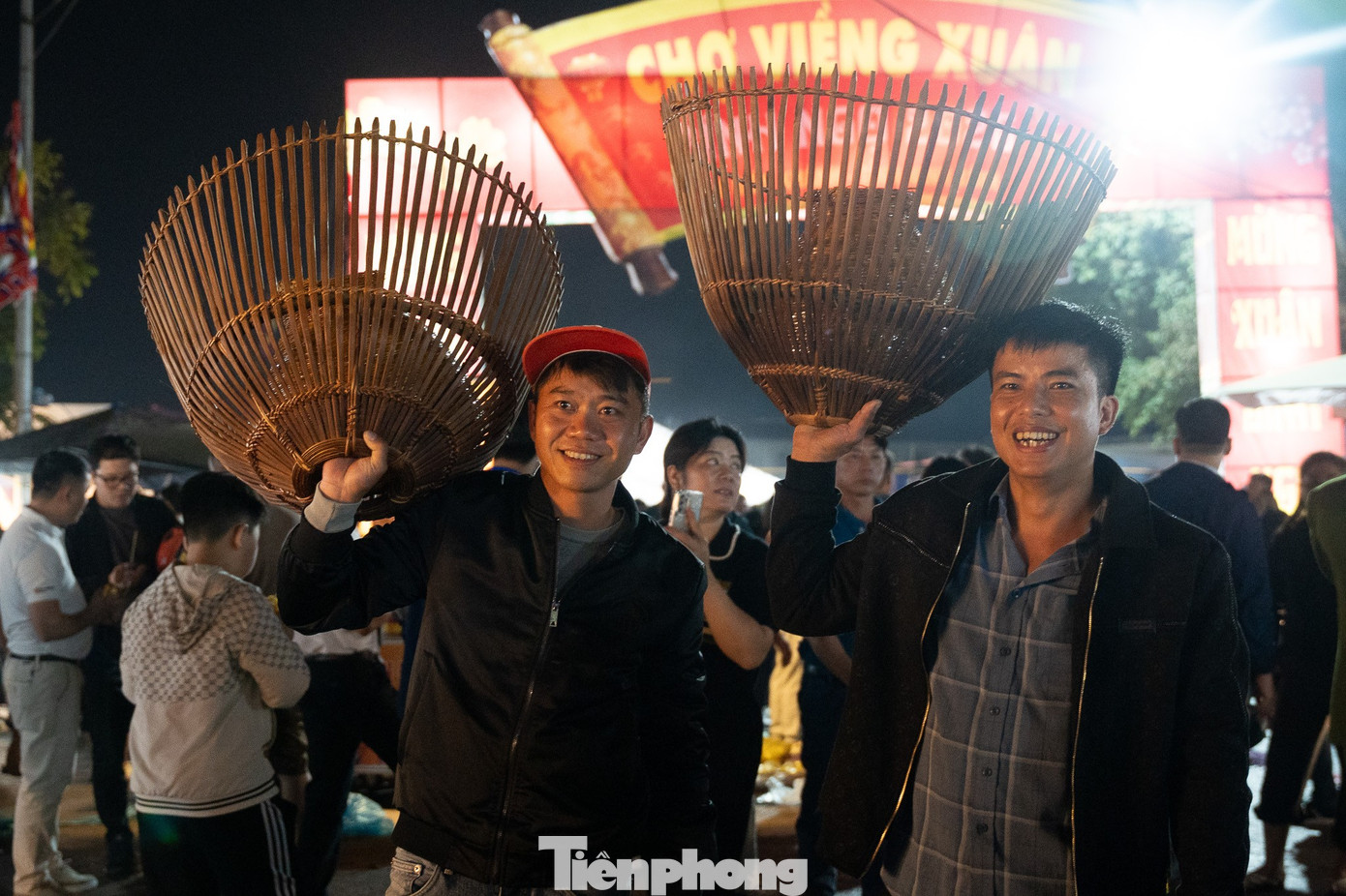 Hàng vạn người 'mua may, bán rủi' xuyên đêm tại phiên chợ lớn nhất Bắc Bộ - Ảnh 10