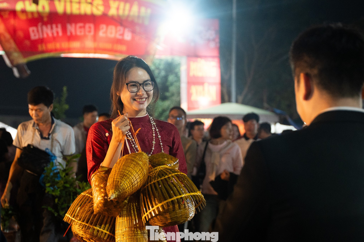 Hàng vạn người 'mua may, bán rủi' xuyên đêm tại phiên chợ lớn nhất Bắc Bộ - Ảnh 9