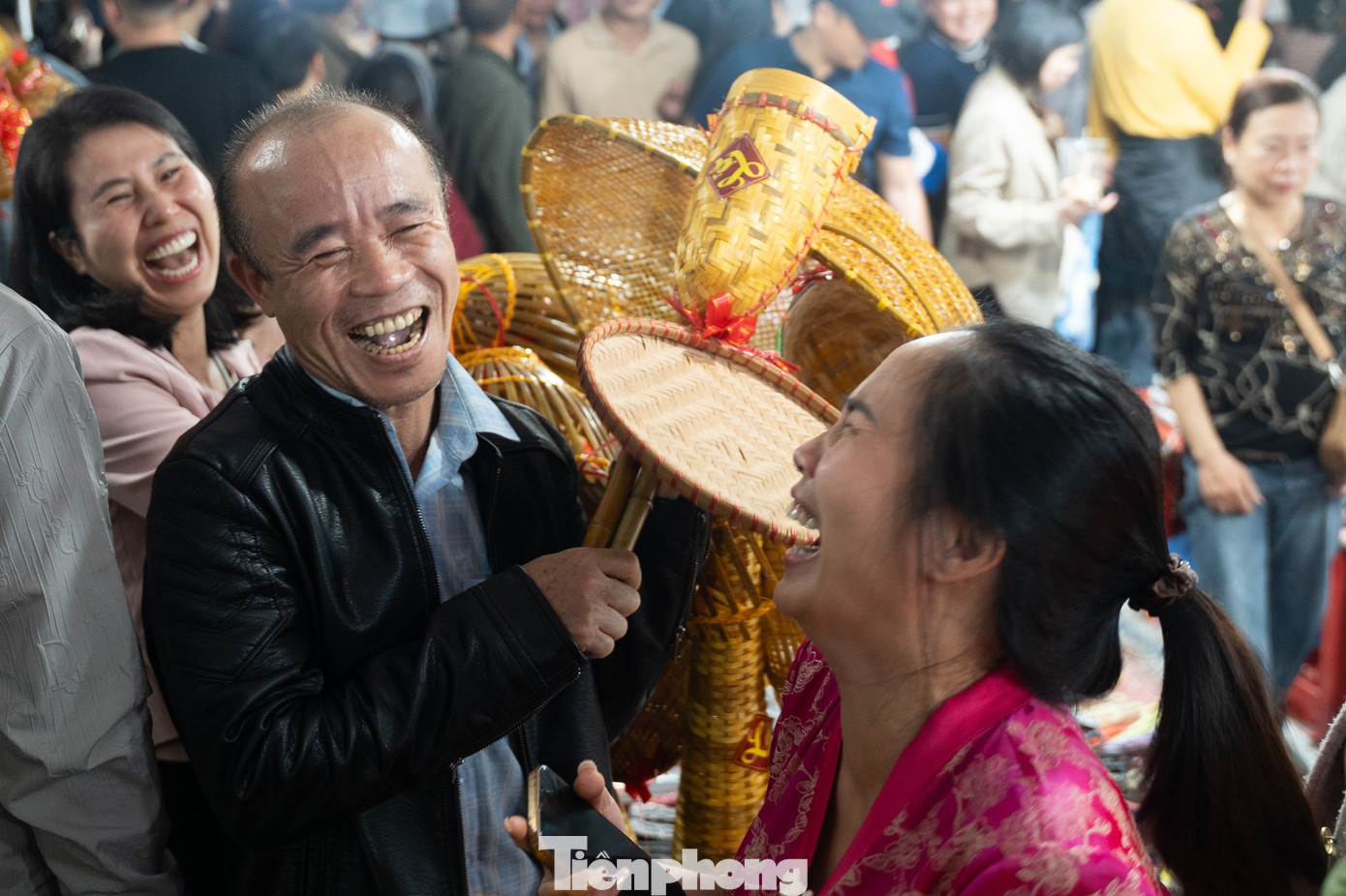 Hàng vạn người 'mua may, bán rủi' xuyên đêm tại phiên chợ lớn nhất Bắc Bộ - Ảnh 6