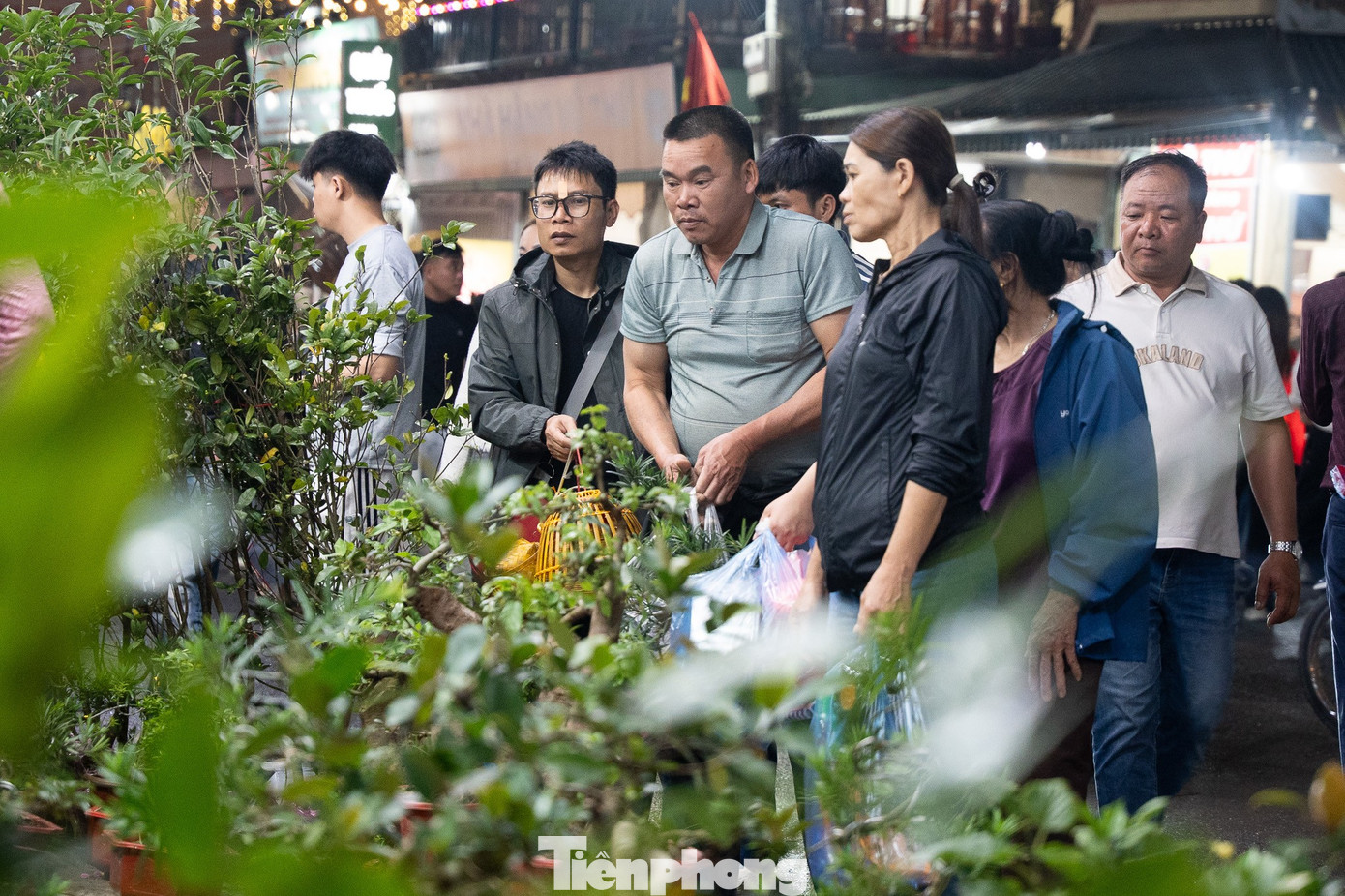 Hàng vạn người 'mua may, bán rủi' xuyên đêm tại phiên chợ lớn nhất Bắc Bộ - Ảnh 7