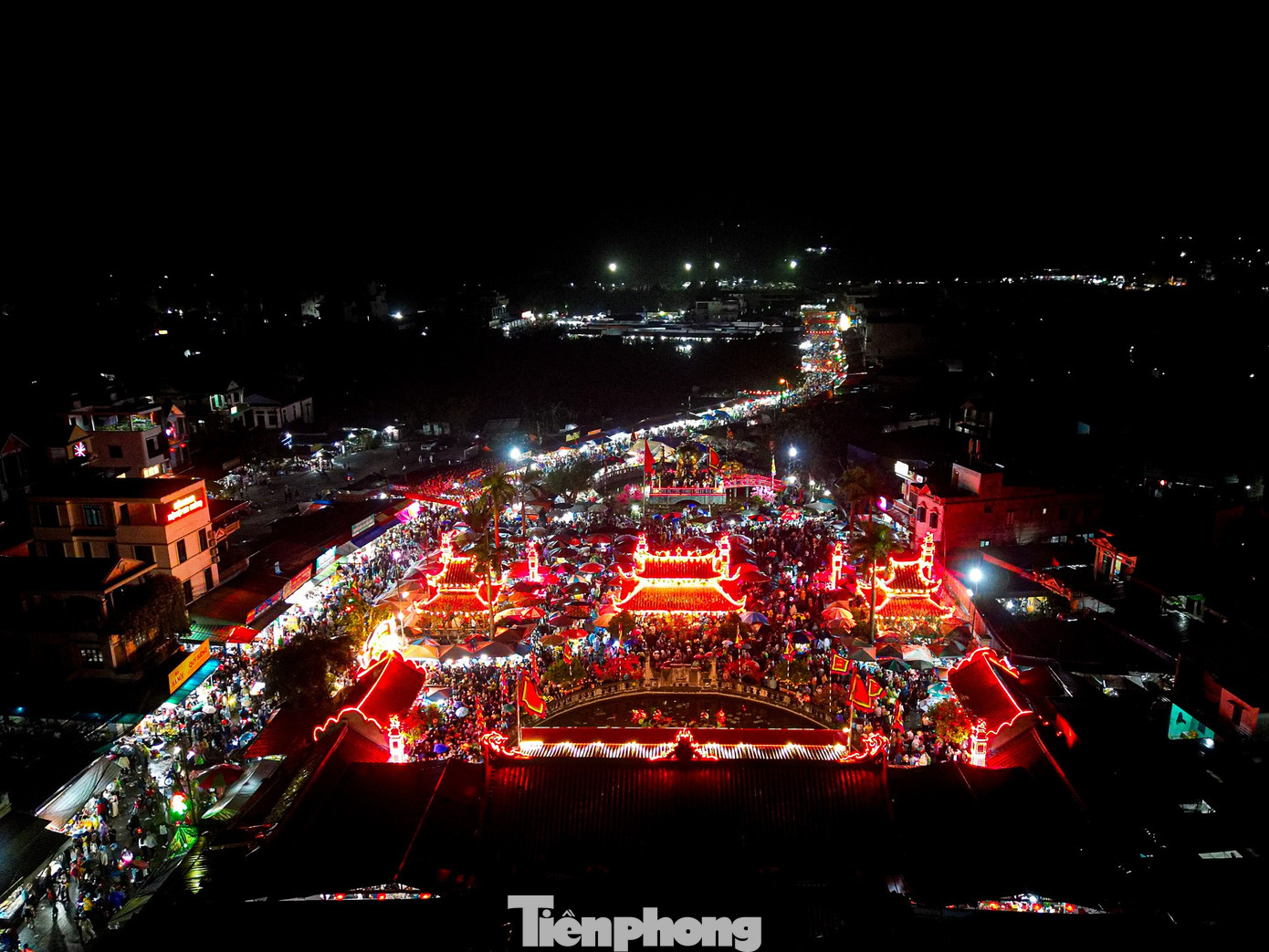 Hàng vạn người 'mua may, bán rủi' xuyên đêm tại phiên chợ lớn nhất Bắc Bộ - Ảnh 2