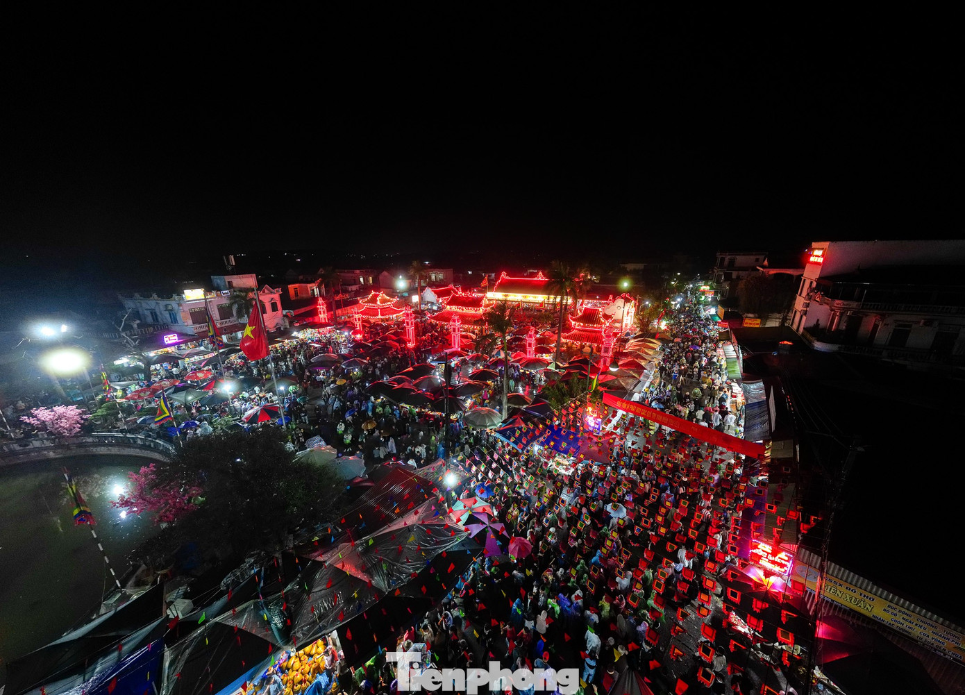 Hàng vạn người 'mua may, bán rủi' xuyên đêm tại phiên chợ lớn nhất Bắc Bộ - Ảnh 11