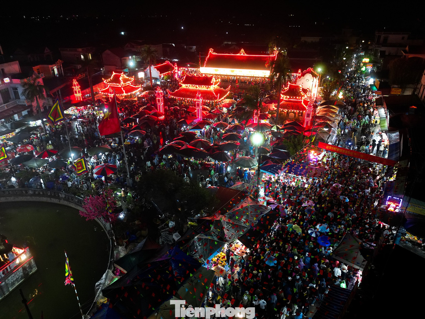 Hàng vạn người 'mua may, bán rủi' xuyên đêm tại phiên chợ lớn nhất Bắc Bộ - Ảnh 19