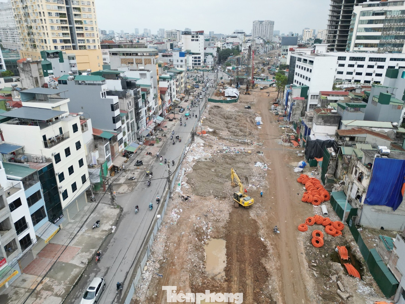 Hà Nội: Nhiều dự án giao thông công nhân 'cắm cờ, dựng trại' quyết tâm vượt tiến độ - Ảnh 1