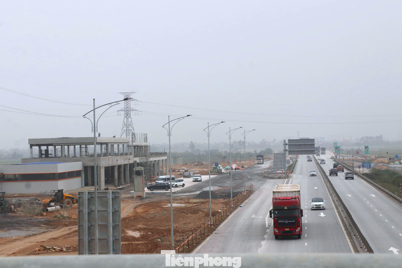 Trạm dừng nghỉ cao tốc Bắc - Nam qua Nghệ An chưa xong, tài xế xoay xở thế nào? - Ảnh 1