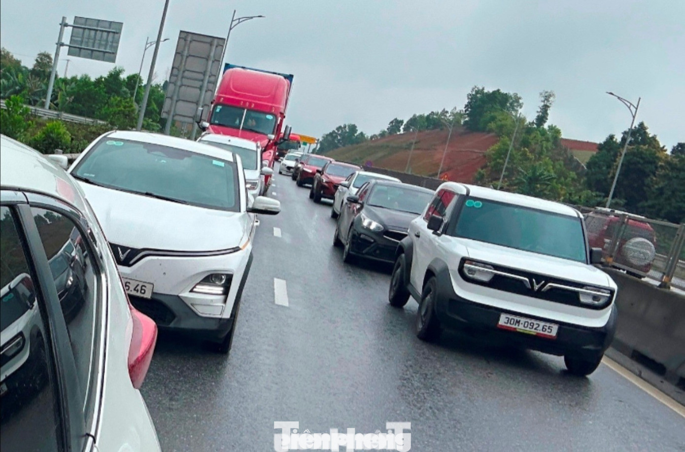 Đóng nửa chiều đường cao tốc Pháp Vân - Cầu Giẽ để phân luồng xe về Hà Nội - Ảnh 1