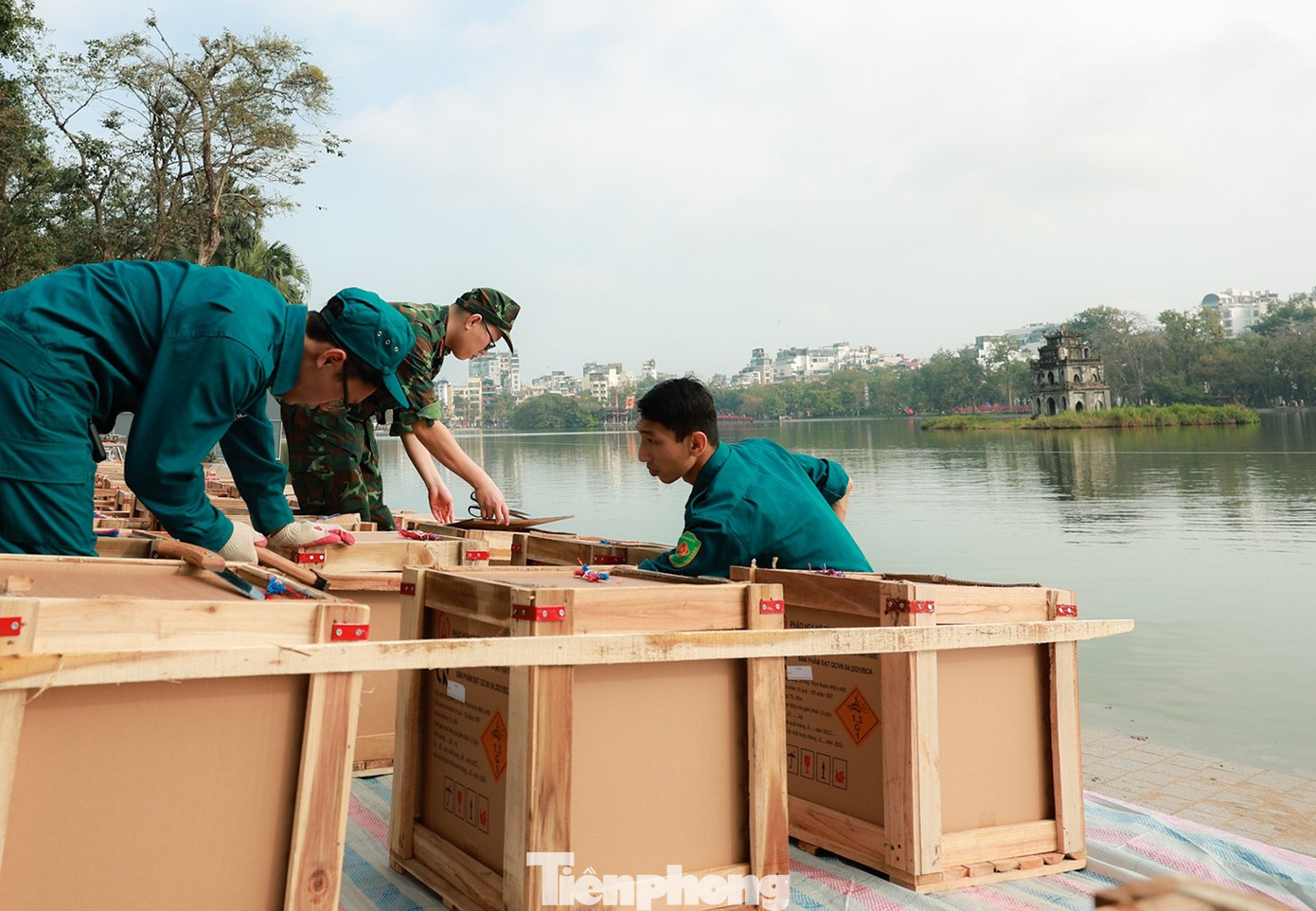 Trận địa pháo hoa bên Hồ Gươm sẵn sàng khai hỏa đón Giao thừa - Ảnh 11