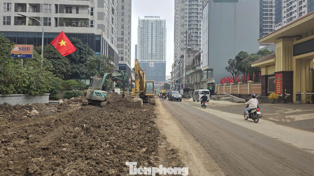 Ngổn ngang công trường thi công đường Nguyễn Tuân - Ảnh 1