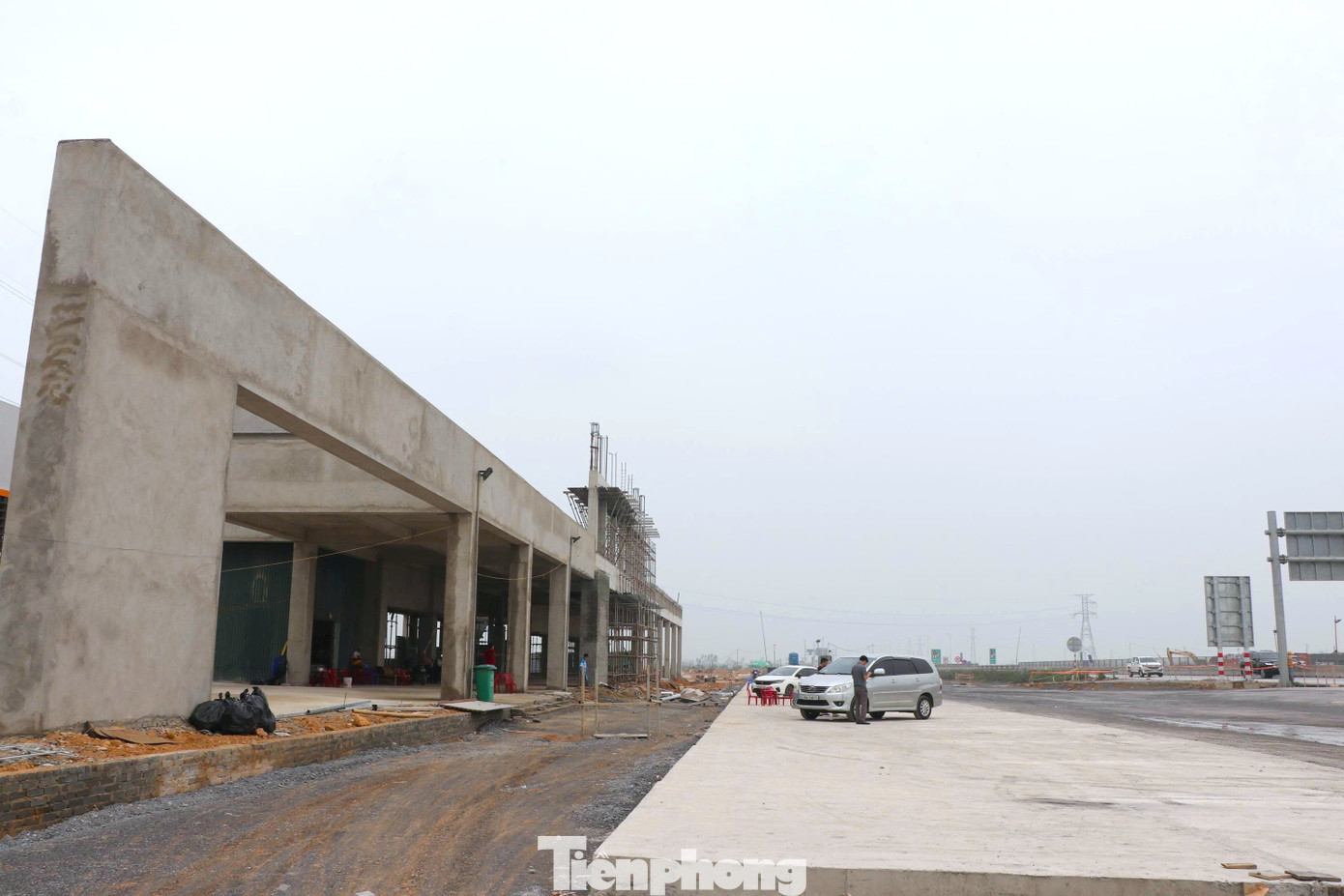 Trạm dừng nghỉ cao tốc Bắc - Nam qua Nghệ An chưa xong, tài xế xoay xở thế nào? - Ảnh 4