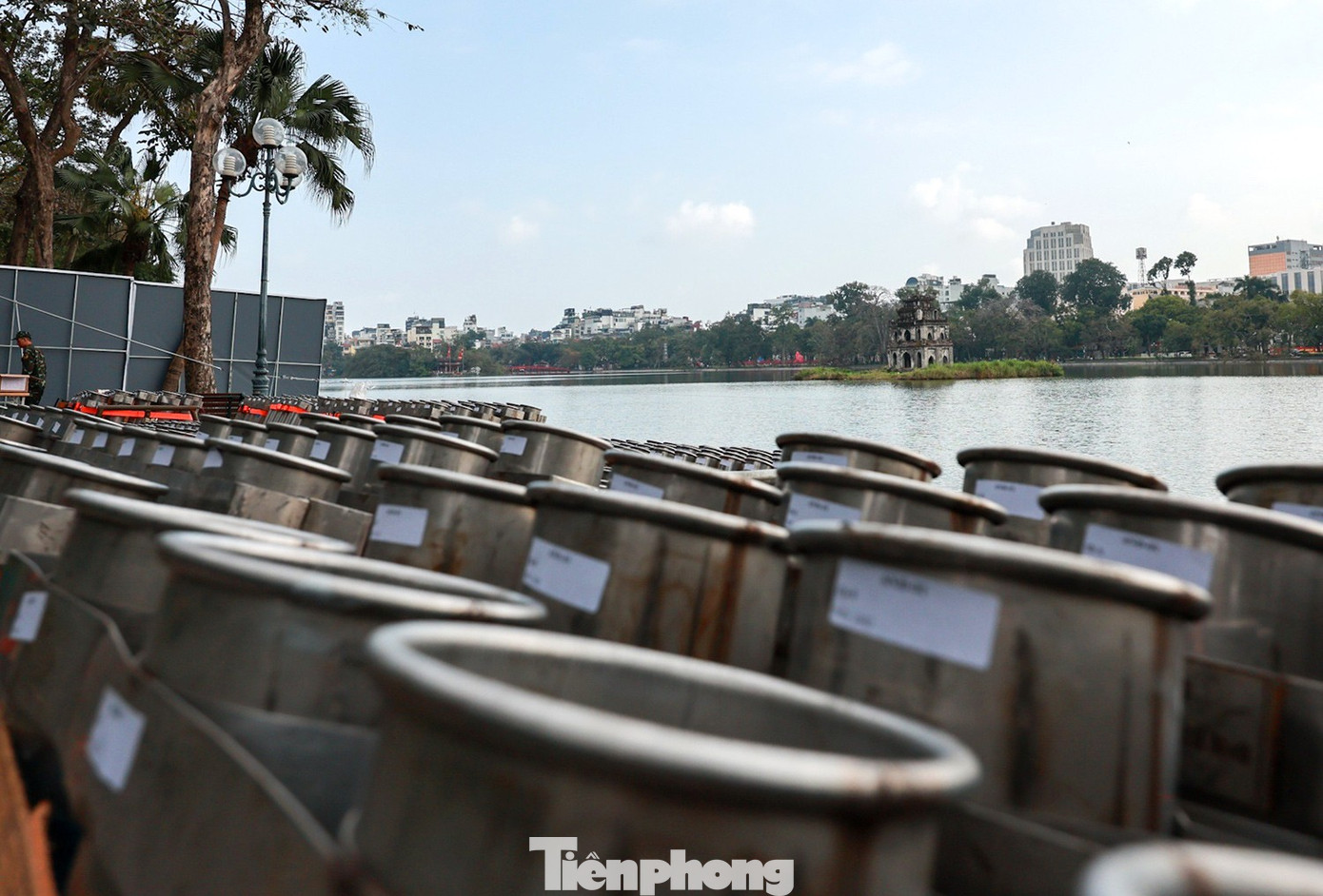 Trận địa pháo hoa bên Hồ Gươm sẵn sàng khai hỏa đón Giao thừa - Ảnh 8