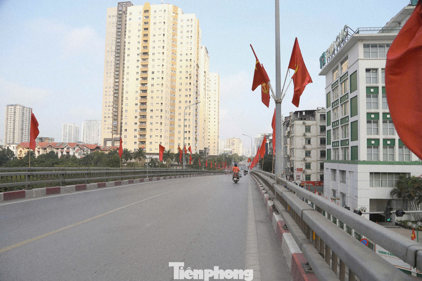 Hà Nội mùng 1 Tết: Khi 'điểm đen' ùn tắc hóa đường rộng thênh thang - Ảnh 13