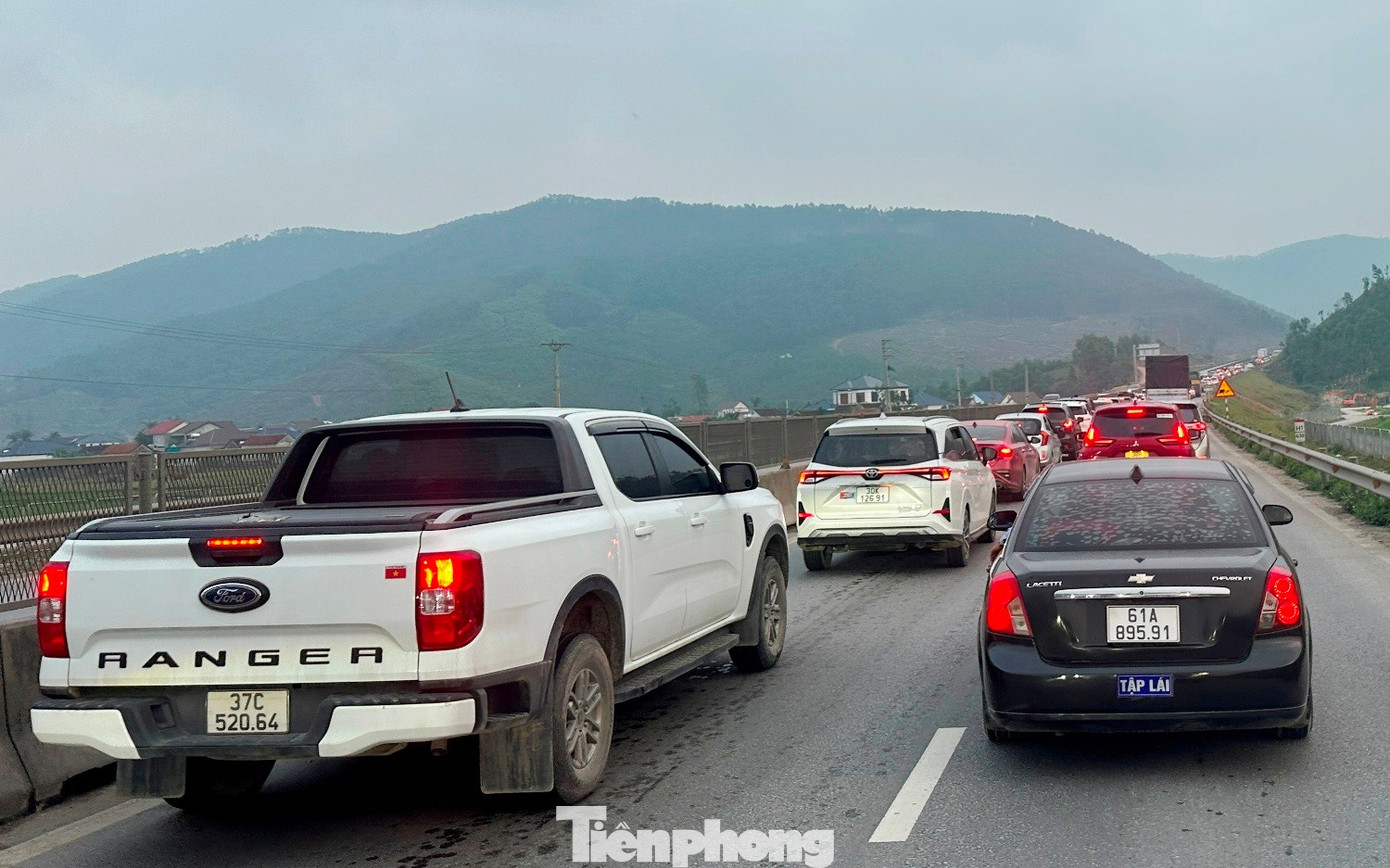 Cao tốc Bắc Nam qua hầm Thần Vũ ùn tắc liên tục - Ảnh 2