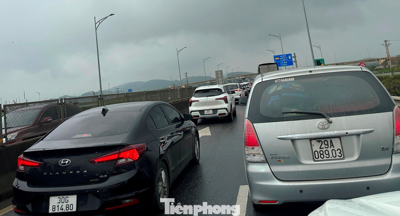 Đóng nửa chiều đường cao tốc Pháp Vân - Cầu Giẽ để phân luồng xe về Hà Nội - Ảnh 2