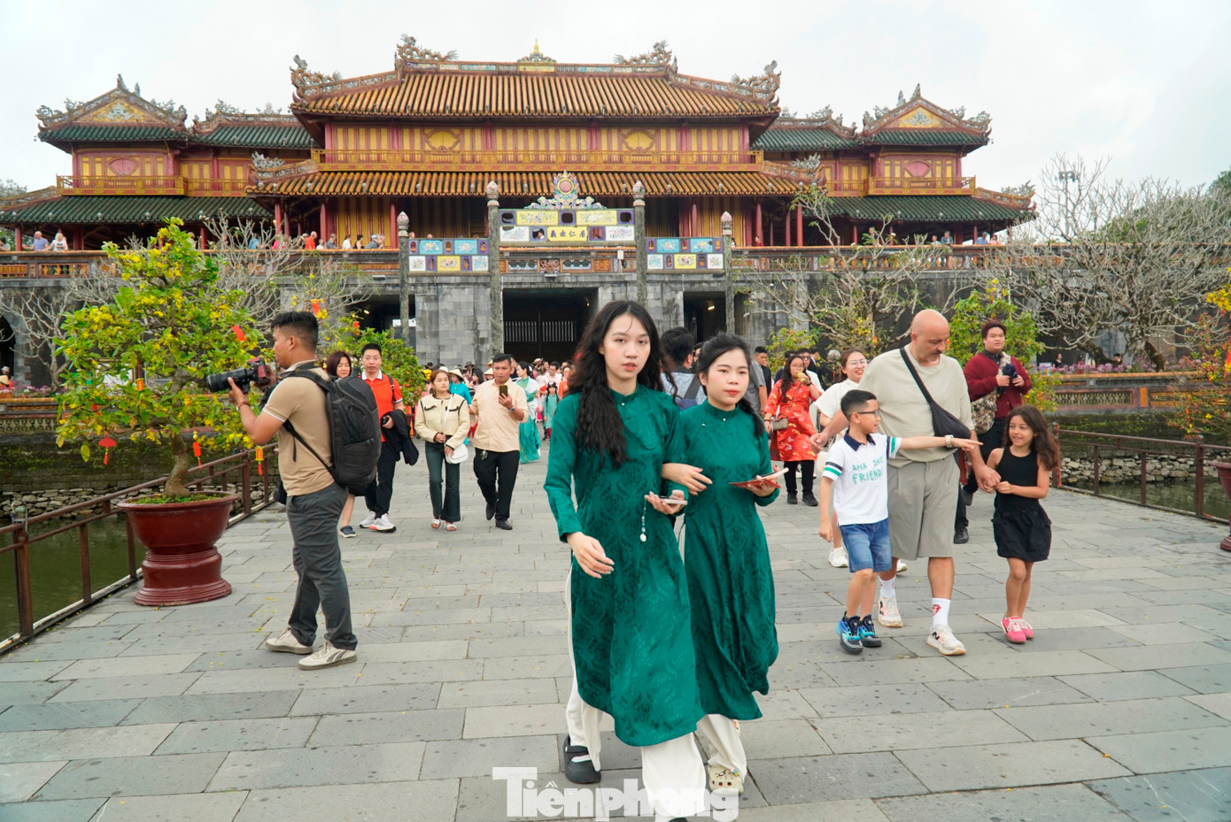 Du khách ùn ùn ‘xông đất’ Đại nội Huế - Ảnh 2