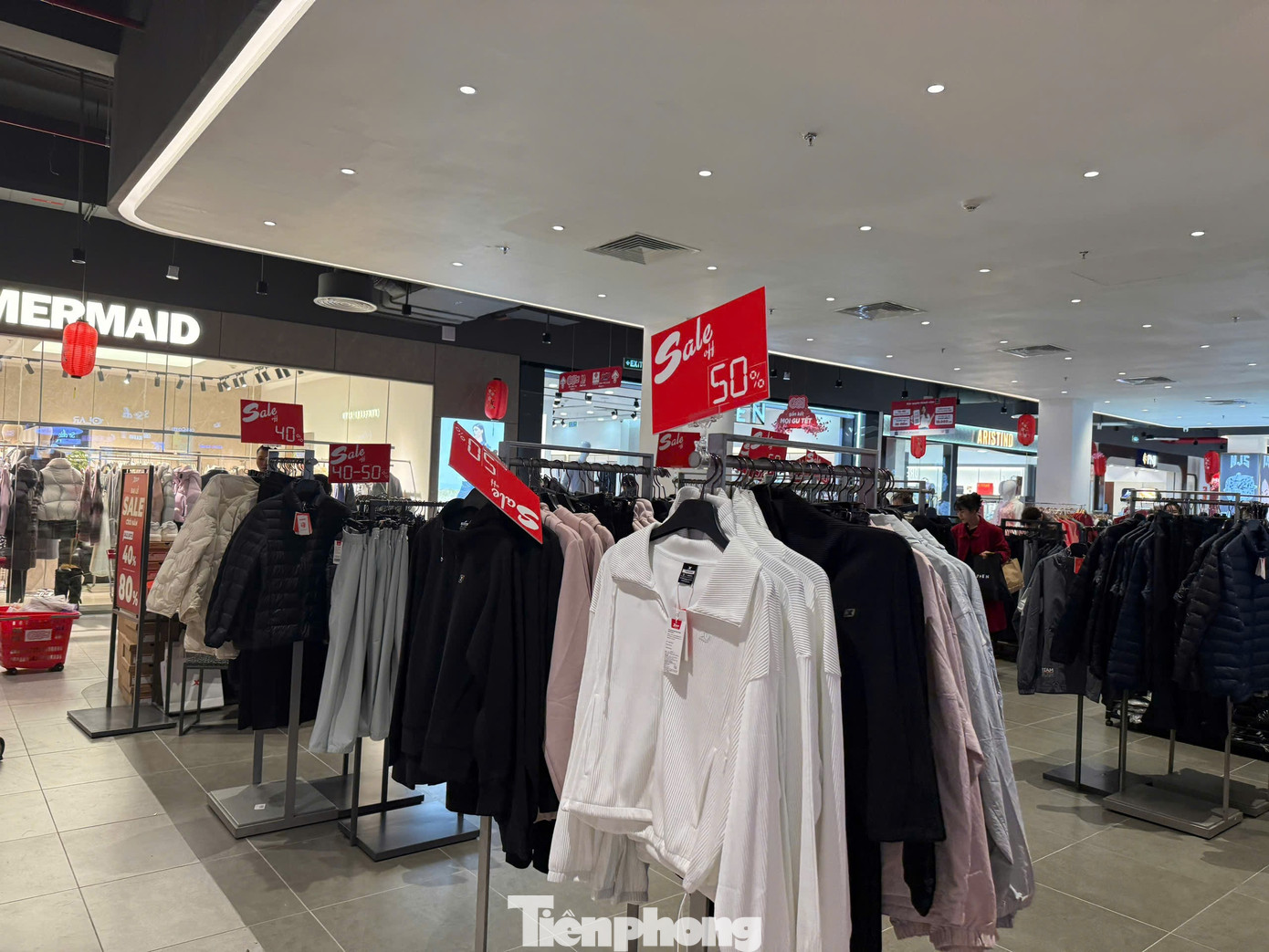 Cảnh lạ lùng tại siêu thị, trung tâm thương mại Hà Nội áp Tết - Ảnh 3