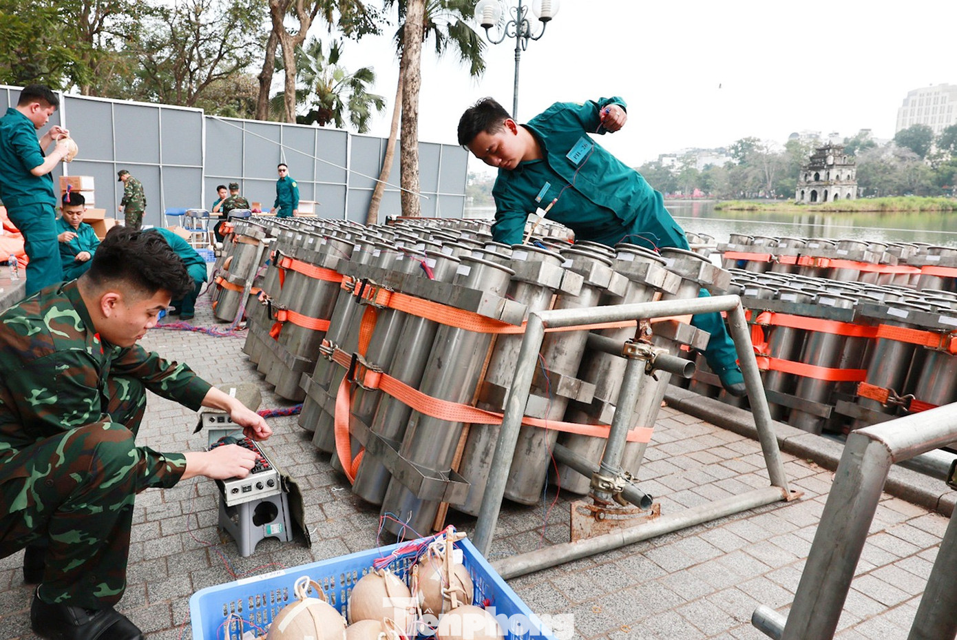 Trận địa pháo hoa bên Hồ Gươm sẵn sàng khai hỏa đón Giao thừa - Ảnh 3