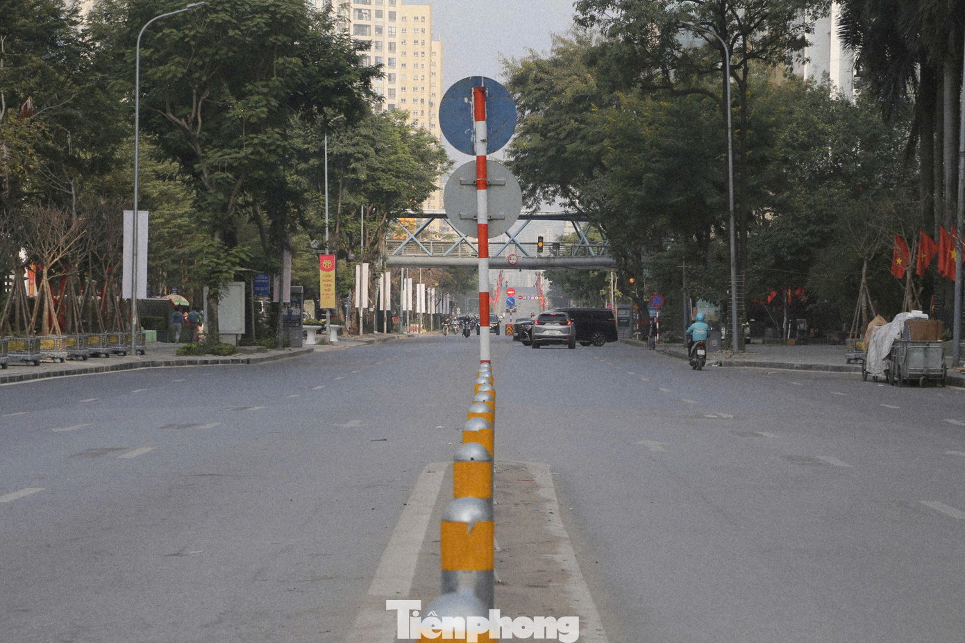 Hà Nội mùng 1 Tết: Khi 'điểm đen' ùn tắc hóa đường rộng thênh thang - Ảnh 11